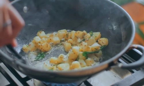 kadhai me aloo fry