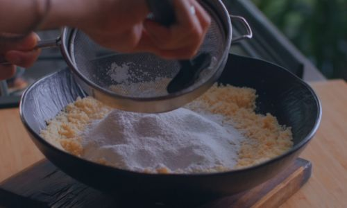 rava laddu ke atte me shakkar aur eilaychi powder